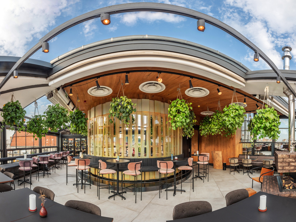 “Best Room” above Budapest: Solid Wine Bar